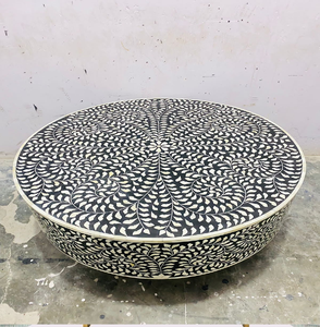 Mesa auxiliar de estilo marroquí con incrustaciones de hueso en forma de pilar arqueado, disponible a precios de mayorista, con arte intrincado en blanco y negro. - Product Image 3