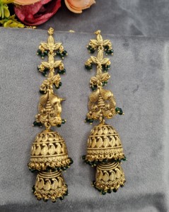 Boucles d'oreilles Jhumka en cristal perlé à double dôme avec chaînes de cheveux intégrées, idéales pour les mariages et les occasions festives – Vente en gros - Product Image 6