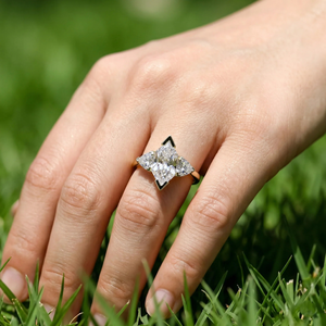 Bague de fiançailles à trois pierres en diamant de laboratoire, taille hexagonale et taille triligne, sertie à griffes, certifiée IGI, plaqué or 14K, tendance, pour mariée - Product Image 6