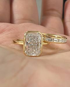 Anillo de Compromiso con Diamante Radiante de Laboratorio de 3 Quilates con Corte Esmeralda y Banda Eternity en Oro de 18K, Certificado IGI - Product Image 2