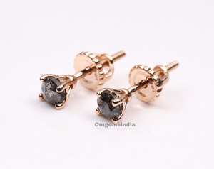 Boucles d'oreilles à clous en diamant |   Paire de boucles d'oreilles solitaires |   Boucles d'oreilles en diamant taille brillant |   Boucles d'oreilles minimalistes de style bohème plaquées or - Product Image 2