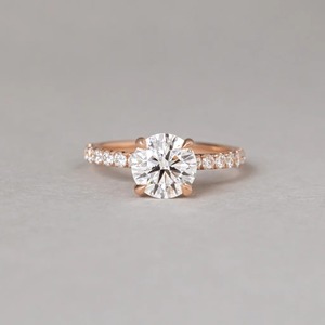 Anillo de Compromiso de Oro Rosa de 14K con Diamante Cultivado en Laboratorio de Corte Redondo y Banda con Pavé de Diamantes - Product Image 1