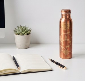 Botella de agua de cobre grabada con láser con patrón floral, tapa de rosca y encanto artesanal indio atemporal - Product Image 2