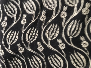 ผ้าฝ้ายพิมพ์ลายด้วยมือสีขาวดำ – ลายดอกไม้บูตะไวน์ ผ้าฝ้ายอินเดียสำหรับชุดเดรสและเครื่องแต่งกาย - Product Image 2