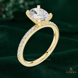 Anillo de compromiso de diamantes ovalados de diseño, piedra central alargada cultivada en laboratorio, banda con detalles pavé y engaste de cuatro puntas para ella. - Product Image 5