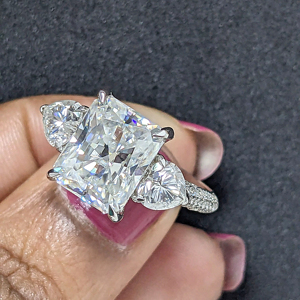 แหวนหมั้นเพชรโมอิสซาไนต์สามเม็ด ทองคำขาว/ทองเหลือง/ทองชมพู 14K แท้ น้ำหนัก 3.70 กะรัต ทรงเรเดียนท์คัท แบบวินเทจ ประดับเพชรแบบหนามเตย สำหรับผู้หญิง - Product Image 1