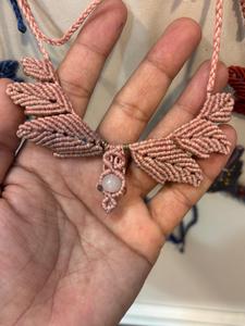 Collar de Macramé Rosa Hecho a Mano con Colgante de Perla, Diseño de Hoja, Joyería Estilo Boho, Venta al Por Mayor - Product Image 1