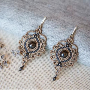 Pendientes Colgantes de Macramé con Hematita Hechos a Mano, Piedra Natural Gris, Cordón Beige y Negro, Joyería Artesanal Boho - Product Image 1