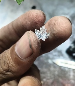 เพชรแฟนซีรูปทรงดอกไม้แบบพิเศษ ผลิตในห้องปฏิบัติการ มีทุกขนาดสำหรับทำเครื่องประดับ - Product Image 4