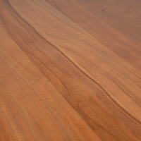 Table basse en bois pour salon, design unique avec base de style poteau et plateau rond incurvé, finition en acacia naturel, décoration intérieure