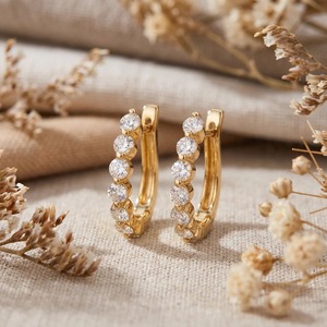 Pendientes de Aro Huggie de Oro Amarillo de 9K con Diamante Redondo de Laboratorio de 0.81CT y Engaste Compartido, Joyería Personalizada OEM al por Mayor - Product Image 4
