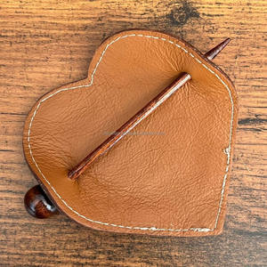 Bâton de cheveux en cuir taillé à la main vintage, épingles à cheveux en forme de cœur, accessoires pour queue de cheval pour femmes, barrettes de mode - Product Image 5