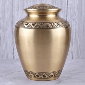 Urna Funeraria de Latón para Cenizas Humanas con Banda Grabada en Oro con Diseño de Hojas y Superficie Pulida - Product Image 1