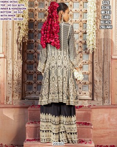 Ensemble Sharara Riwaayat Ash Gold pour Diwali et les fêtes - Vêtement traditionnel pour femmes en soie, longueur au sol, avec fonction de séchage rapide - Product Image 3