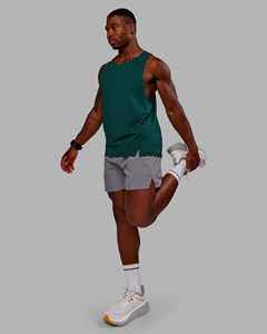 Shorts pour hommes gris uni à séchage rapide avec cordon de serrage à la taille et poches, style sportif, taille mi-haute, en polyester tissé - Product Image 4