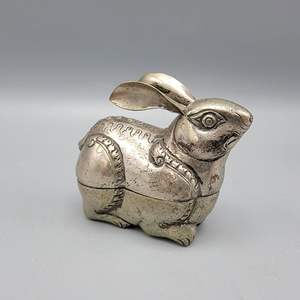 Estatua de conejo de aluminio fundido, elegante escultura de conejo, pieza decorativa metálica de vida silvestre, diseñada para exhibición interior moderna y elegante. - Product Image 3