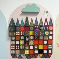 Autocollant mural magnétique amovible Uni Felt, taille et forme personnalisables, design construction formes d'arche/maison
