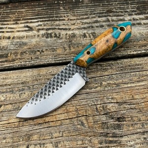 Cuchillo EDC de hoja fija de acero hecho a mano con raspador, mango híbrido de madera de Burl y resina turquesa, con funda de cuero - Product Image 4