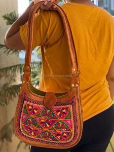 Sac à Bandoulière Vintage Fait à la Main en Cuir de Chèvre Rajasthani Broderie 9*11 Pouces Sac à Bandoulière pour Femme Vintage Traditionnel Multicolore Kashida - Product Image 4