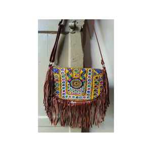 Sac bandoulière brodé fait main avec fermeture à rabat, en textile rouge, élégant pour un usage quotidien - Product Image 3