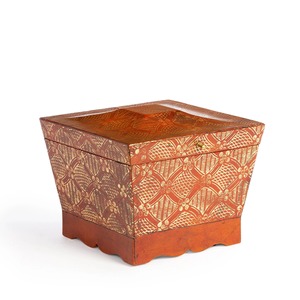 Boîte à bijoux en bois de style oriental avec couvercle, motif sculpté, finition rouge doré, forme cubique, conteneur de rangement à 1 niveau - Product Image 3