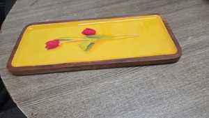 Bandeja Rectangular de Madera Hecha a Mano con Incrustaciones de Resina Amarilla y Diseño Floral de Tulipán Rojo, Organizador Decorativo Multifuncional para Mesa - Product Image 2