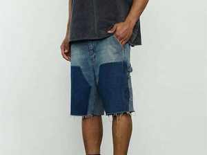 Pantalones Cortos de Mezclilla Bicolor para Hombre, Estilo Urbano con Paneles, Costuras Lisas, Corte Regular hasta la Rodilla - Product Image 2