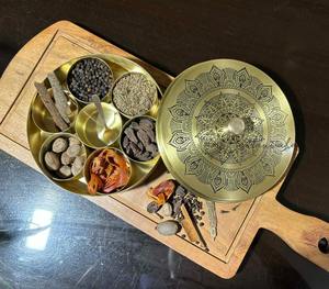 Boîte à épices en laiton élégante avec motif de perroquet imprimé et couvercle gravé floral, conteneur de rangement de cuisine fait à la main - Product Image 6