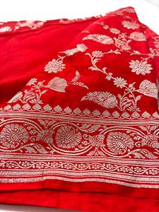 Exquisitos saris de seda brocada Banarasi tejidos a mano con intrincados motivos Zari, estilo vintage, ideales para fiestas. - Product Image 3