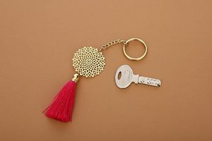 Llavero de Lujo con Mandala de Latón y Borla Roja, Forma Redonda, Acabado Dorado, para Llaves, Bolsos y Carteras - Product Image 3