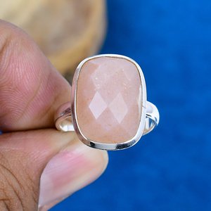 Bague en argent sterling 925 faite à la main avec pierre précieuse naturelle en forme de coussin de pierre de lune pêche - Product Image 1