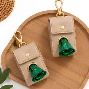 Dispensador de bolsas para excrementos de mascotas de lujo en piel sintética con gancho metálico, soporte personalizado para bolsas de caca de perro - Product Image 6