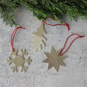 Atractivas bolas colgantes de metal ideales para crear un ambiente festivo durante las celebraciones navideñas y reuniones familiares. - Product Image 4
