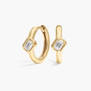 Pendientes de Aro con Diamantes Cultivados en Laboratorio de Corte Esmeralda de 0.2 CTW en Engaste de Bisel de Oro Blanco - Product Image 1