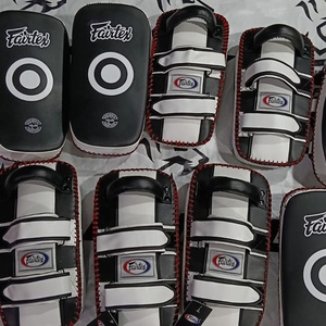 Almohadillas de entrenamiento Fairtex Muay Thai de alta resistencia para boxeo tailandés profesional - Product Image 1