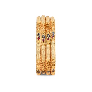 Bracelet en métal doré de créateur avec surface découpée de manière complexe et embellissement en émail coloré pour les occasions de mariage et les soirées. - Product Image 3