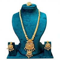 Ensemble de collier long en finition or de luxe avec pendentif rond antique et boucles d'oreilles assorties 63137