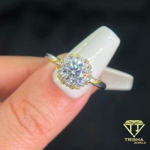Bague tendance à deux tons dorés avec cluster de diamants de laboratoire, taille brillant rond, bijoux de mariage élégants pour femmes - Product Image 1