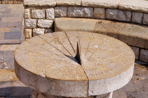 Boussole de jardin rustique en pierre avec directions et devise gravées pour l'aménagement extérieur - Product Image 2
