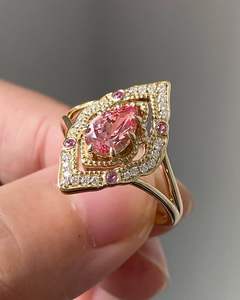 Magnifique bague de fiançailles en or 14 carats avec zircon cubique rose taille poire, style Art Déco vintage et délicat - Product Image 4