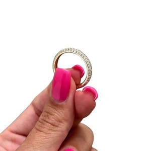 Bague éternelle de luxe à trois rangs micro-pavés de diamants de laboratoire en or 14K, 18K ou platine - Product Image 4
