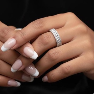 Bague de fiançailles en moissanite de bonne qualité pour une demande en mariage et un cadeau d'anniversaire, disponible au meilleur prix du marché - Product Image 1