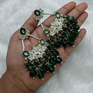 Boucles d'oreilles pendantes ethniques bohèmes plaquées or avec Kundan, perles et Meenakari, style chandelier avec pompon 10574440GR - Product Image 5