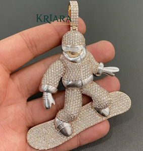 Pendentif dessin animé snowboardiste en argent 925 plaqué or 18 carats avec diamant de laboratoire taille brillant rond, unisexe, breloque hip-hop pour soirée - Product Image 2