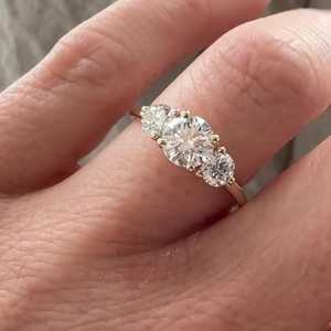 Anillo de Compromiso con Diamante Cultivado en Laboratorio de 2 Quilates, Corte Redondo, Oro Sólido Real de 14K/18K, Anillo de Boda Trilogía de 3 Piedras, Precio de Fábrica, Venta al Por Mayor - Product Image 6