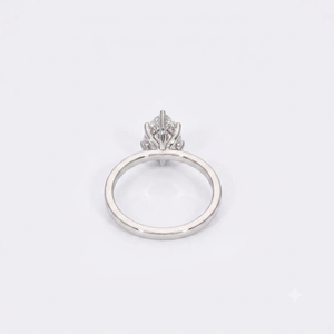 Anillo de Compromiso con Diamante Cultivado en Laboratorio de Corte Pera, 1.00 Ct, Claridad VS1, Color F, Oro Blanco Sólido de 18K, Certificado IGI, Estilo Halo Oculto - Product Image 2