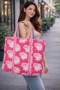 กระเป๋าโท้ทผู้หญิงสุดเก๋ ลายดอกไม้ขนาดใหญ่ สีฟ้า ผ้าควิลท์ ปิดแบบเปิด ผลิตจากผ้าฝ้ายอินเดีย ซักได้ เหมาะสำหรับการช้อปปิ้งและการเดินทางในชีวิตประจำวัน - Product Image 3