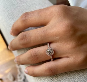 Anillo de Compromiso de Oro Amarillo de 14K con Diamante Cultivado en Laboratorio de 1.15CT, Corte Redondo, Halo y Pavé, para Mujer - Product Image 5