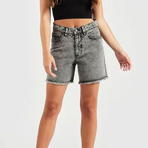 Shorts en jean délavé taille haute avec ourlet effiloché, style cinq poches, fermeture boutonnée, tenue décontractée - Product Image 1