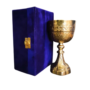 Calice en laiton gravé, gobelet à vin vintage avec boîte en velours bleu, coupe à vin de communion avec motif royal en relief, décoration d'intérieur - Product Image 1